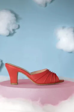 Ava Solemate Slip On Muiltjes In Rood