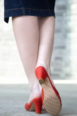 Ava Solemate Slip On Muiltjes In Rood