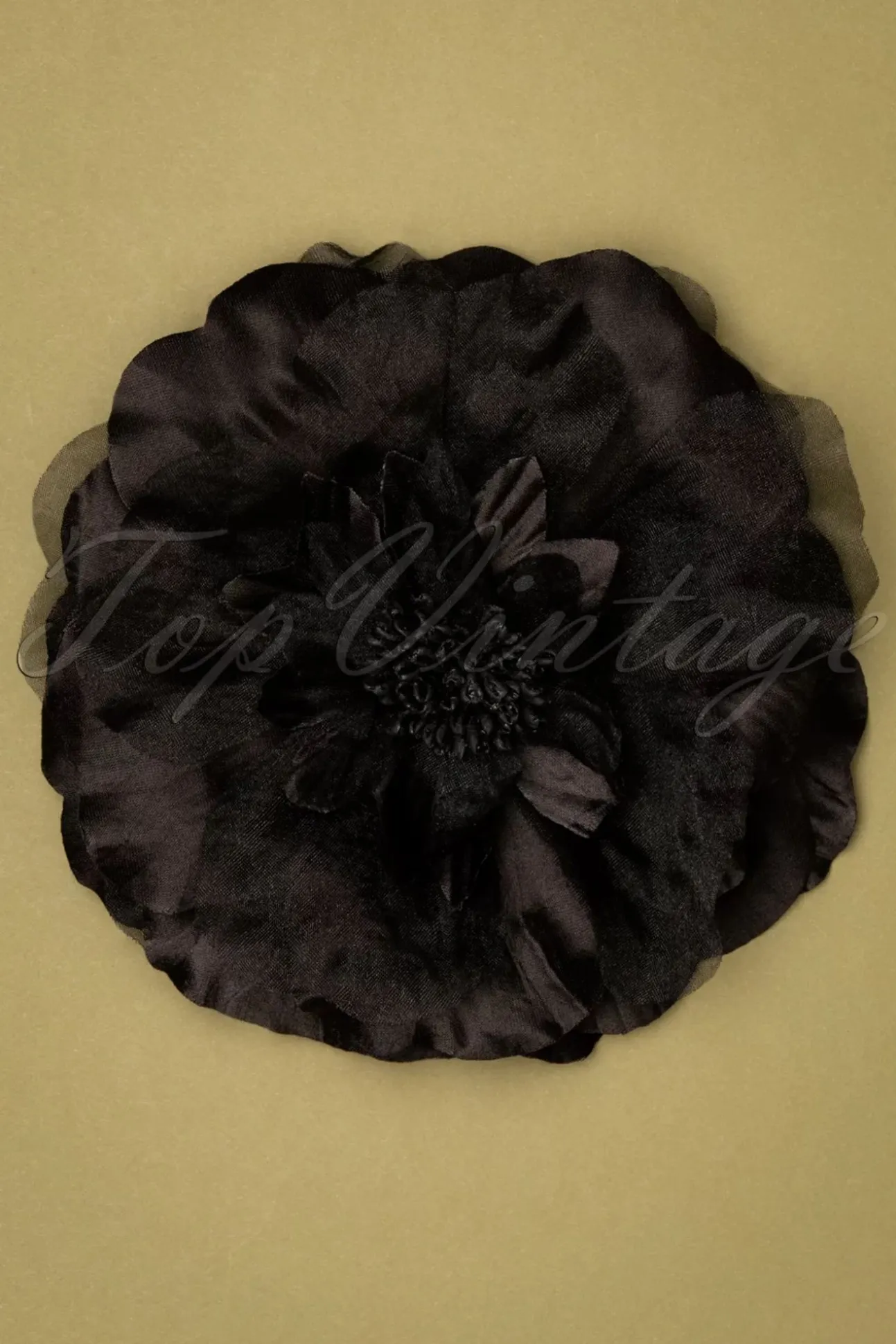 Big Flower Corsage In Zwart