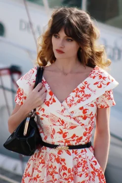 Greta Swing Jurk In Wit Met Rode Rozen Print