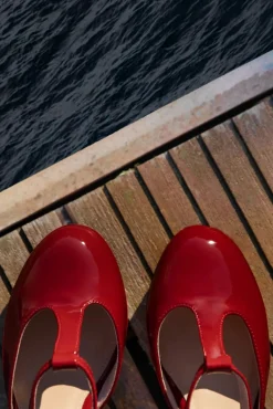 June Effortlessly Elegant Lakpumps In Vurig Rood