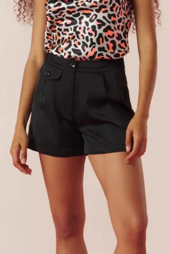 Kyra Satin Look Short In Zwart