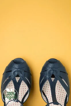 Lacey Art Deco T-Strap Pumps In Mat Marineblauw