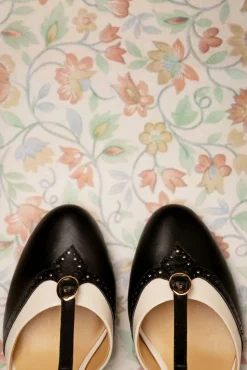 Luxe Parisienne T-Strap Pumps In Zwart En Creme