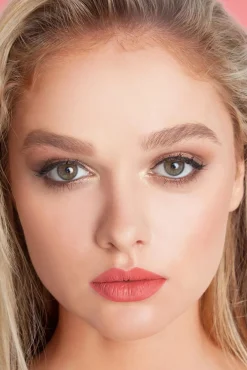 Maak Kennis Met Matte Hughes In Honest Coral