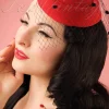 Marilyn Fascinator In Rood