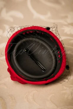 Marilyn Fascinator In Rood