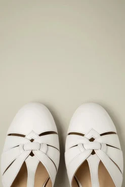 Petit Montpellier T-Strap Pumps In Wit