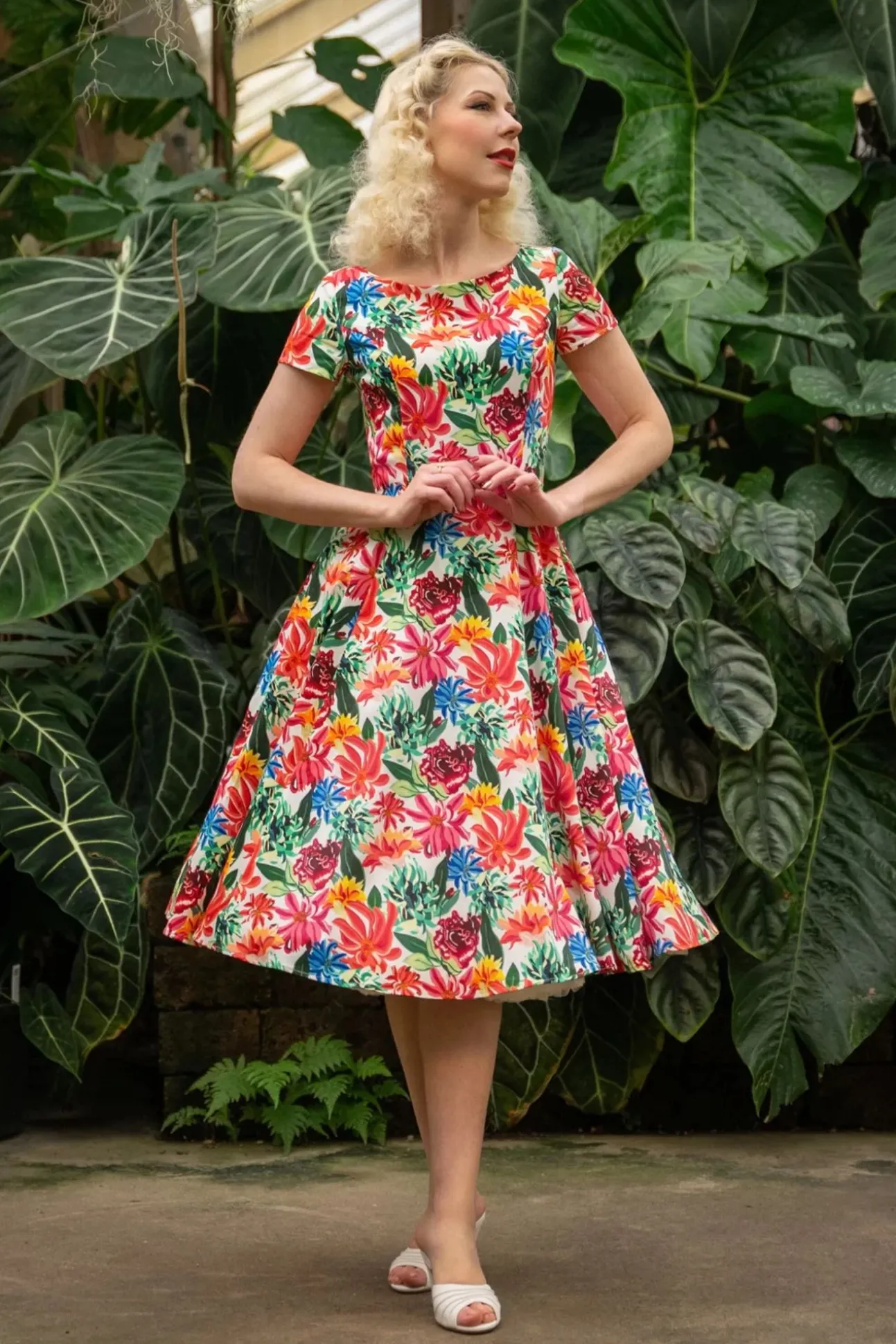 Topvintage Exclusive ~ Adriana Floral Swing Jurk Met Korte Mouwen In Multi